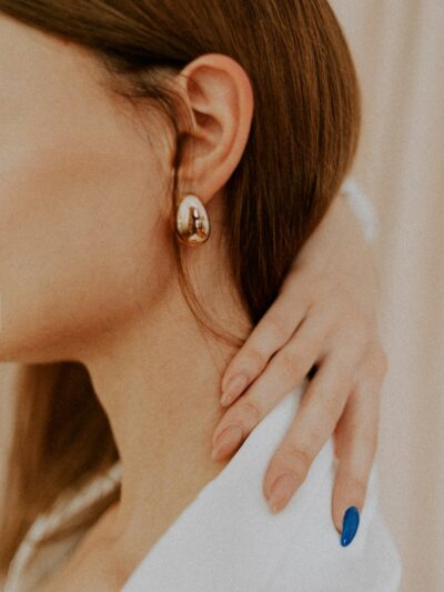 woman wearing silver diamond stud earring