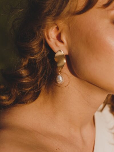 woman wearing silver and white pearl earring